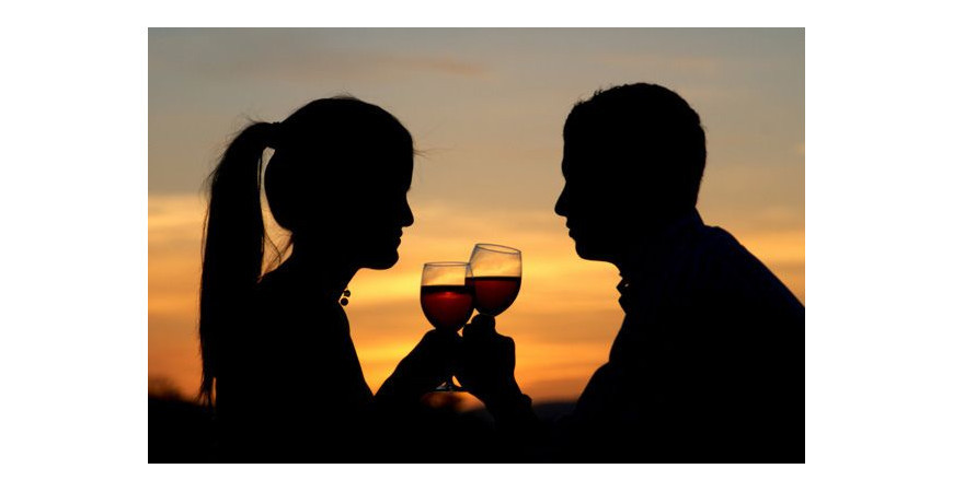 Brindar por amor: la historia del vino en San Valentín